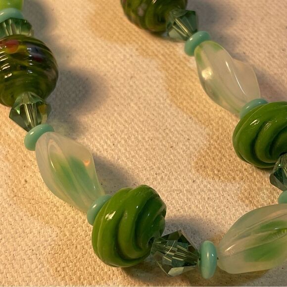 Czech crystal and glass lampworked beads green white necklace - Picture 8 of 13